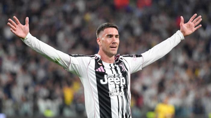Dušan Vlahović celebrating in a Juventus kit, symbolizing the established order challenged by the club's new youth-driven narrative.