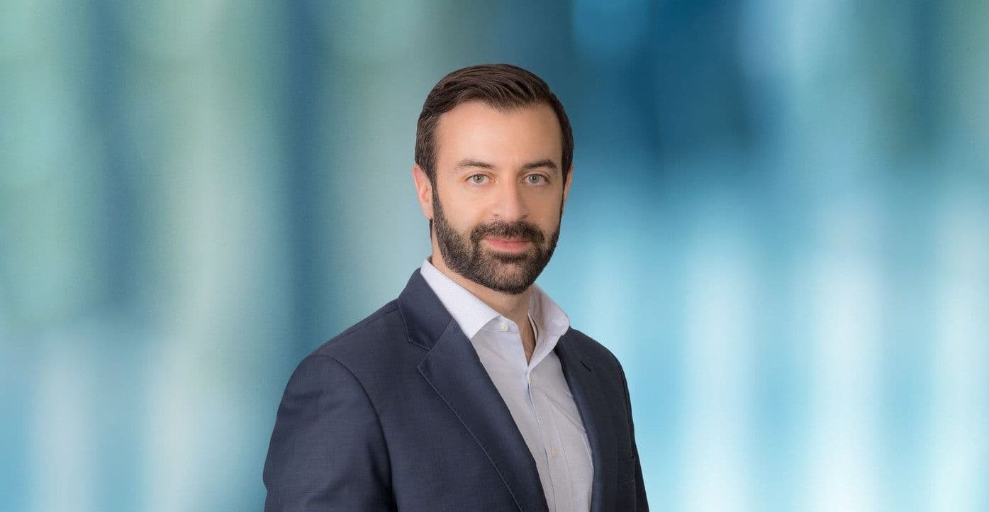 Ein Geschäftsmann im Anzug, der Führung und strategische Entscheidungen für Nestlés zukünftigen Kurs symbolisiert.