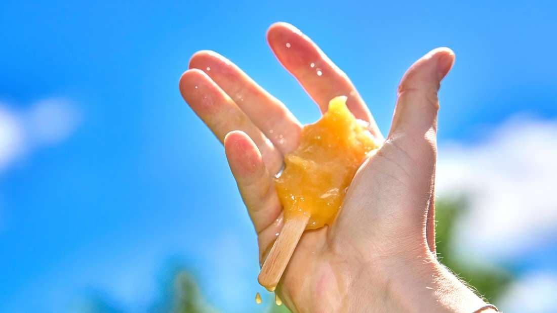 Ein schmelzendes Eis am Stiel in der Hand, das 'sensorische Abweichungen' und die Unsicherheit über die genaue Art der Gefahr symbolisiert.