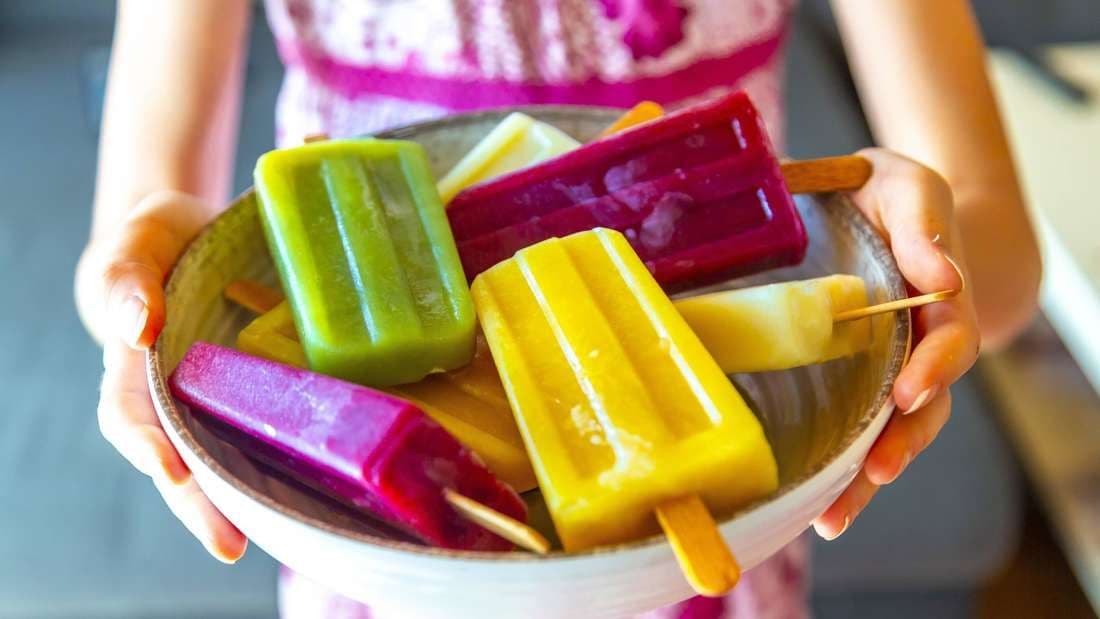 Eine Schale voller bunter Eis am Stiel, die an die 'Eiscreme Summer Pops' erinnert, die Verbraucher aufmerksam überprüfen sollten.