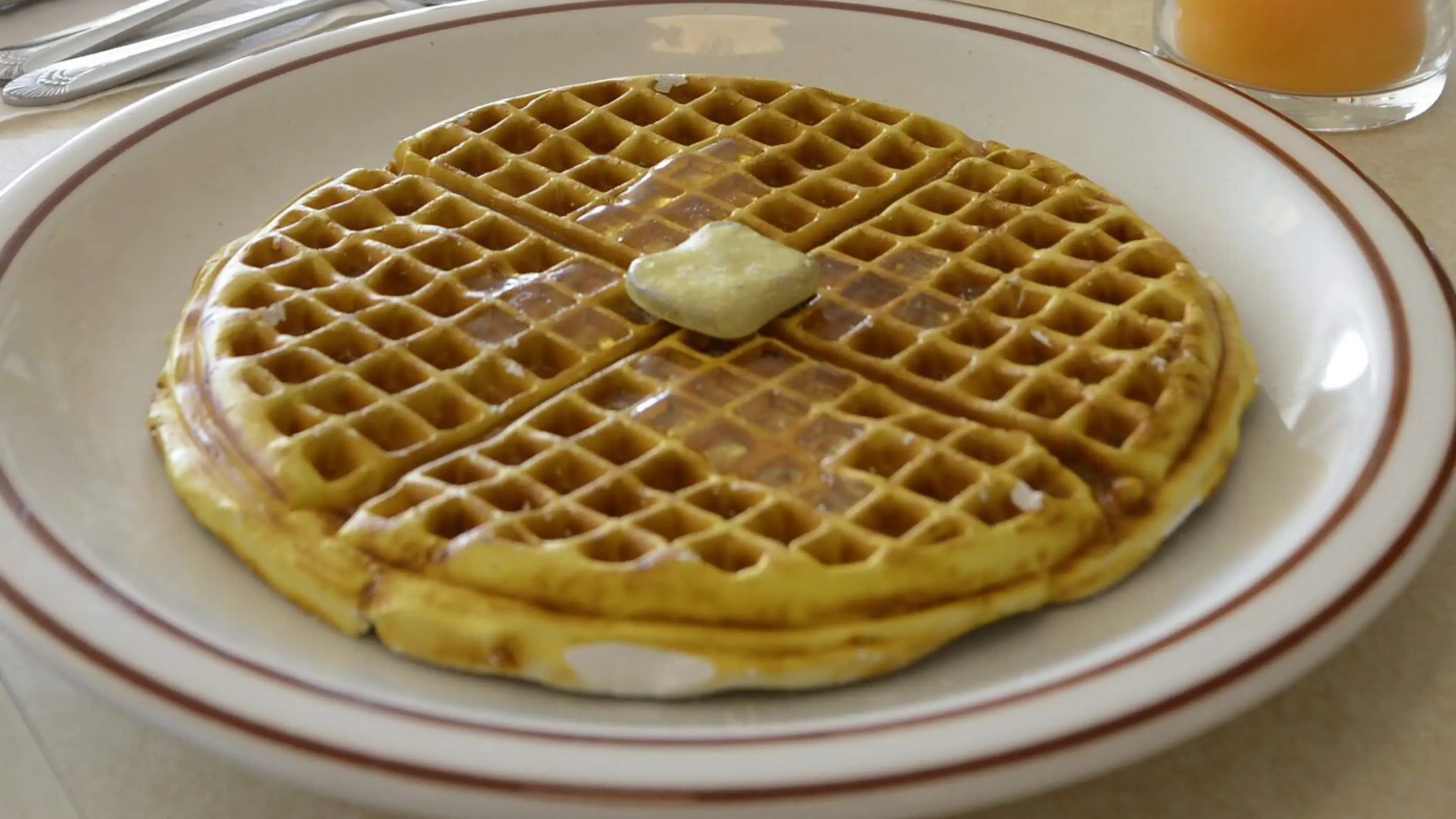 Eine Waffel auf einem Teller, symbolisiert das betroffene Produkt mit potenziellen Gefahren.