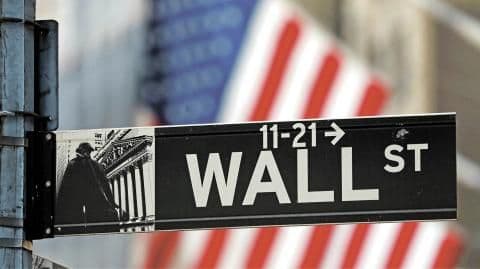 El cartel de Wall Street, simbolizando el impacto económico y las pérdidas financieras causadas por la crisis del gusano barrenador.