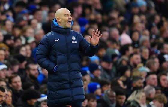 Enzo Maresca, entraîneur de Chelsea, gesticulant sur le banc de touche.