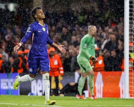 Estêvão Willian, jeune prodige de Chelsea, célèbre son but sous la pluie lors de la victoire historique en Ligue des Champions.