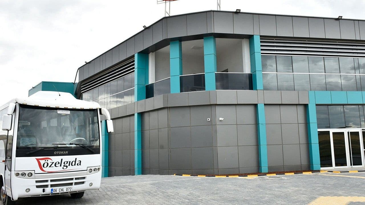Façade moderne du siège d'Özel Gıda, symbolisant le colosse alimentaire turc face à des difficultés financières.