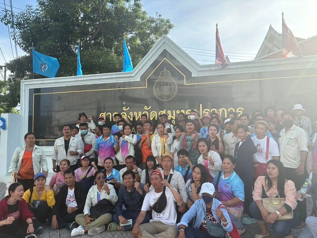 Former Yanapan employees gather outside Samut Prakan Provincial Court, enduring hardship while awaiting their compensation.