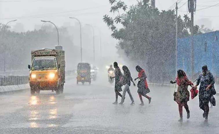 Fortes pluies et inondations affectant la circulation et les piétons sur une route en Inde, illustrant les événements météorologiques extrêmes.