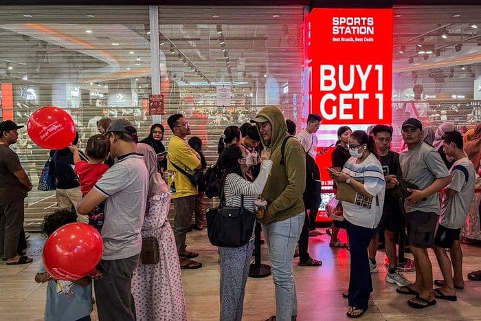 Foule dans un centre commercial, illustrant les défis de la consommation des ménages en Indonésie.