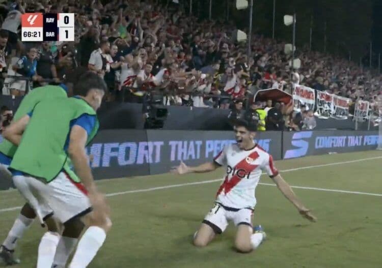 Fran Pérez de Rayo Vallecano celebrando su gol de debut contra el FC Barcelona en el Estadio de Vallecas.