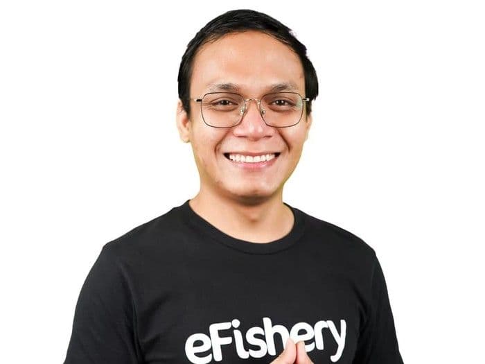 Gibran Huzaifah, former CEO of eFishery, smiling in a black t-shirt with the company logo.