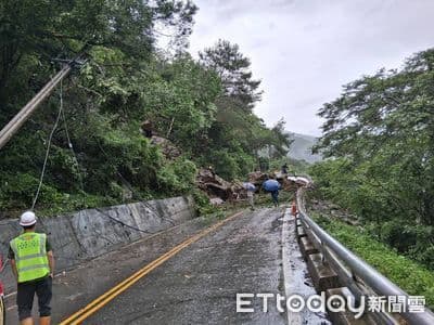Glissement de terrain et rochers bloquant une route de montagne après des pluies diluviennes.