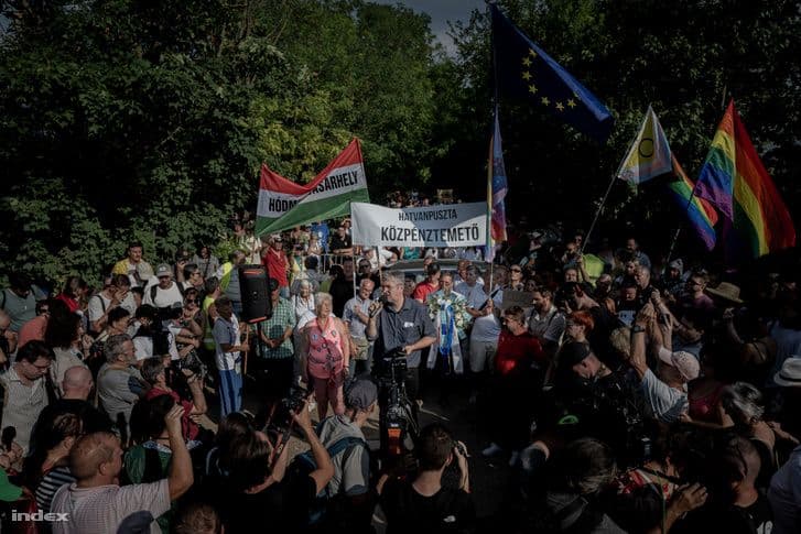 Grand rassemblement de manifestants avec des drapeaux hongrois et européens à Hatvanpuszta.