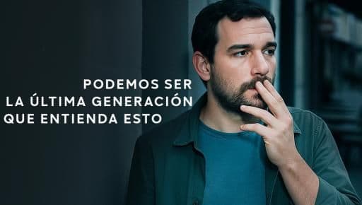 Hombre pensativo, simbolizando la preocupación y el análisis de las fallas internas y señales de alerta ignoradas en CREA.