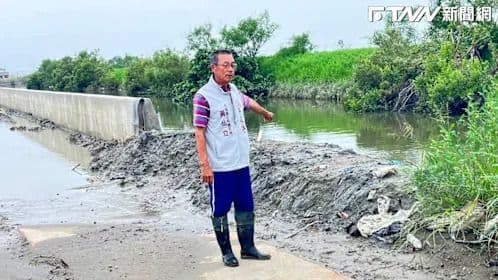 Homme près d'une zone inondée et boueuse, illustrant les efforts de prévention du Chikungunya contre les moustiques.