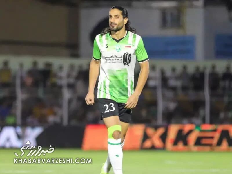 Hossein Abraghouei en action sur le terrain, portant le maillot de son ancien club.