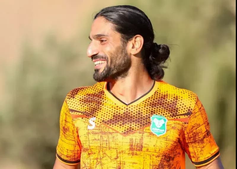 Hossein Abraghouei, le défenseur iranien, souriant dans son maillot de football.