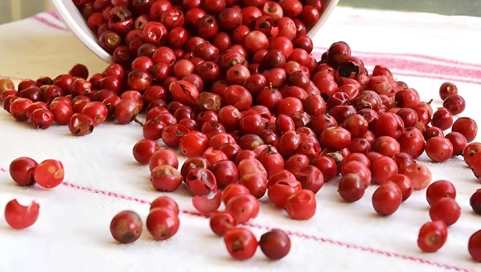 Hạt tiêu đỏ tràn ra, tượng trưng cho thị trường tiêu Việt Nam ổn định và giá cao bất chấp xu hướng toàn cầu.