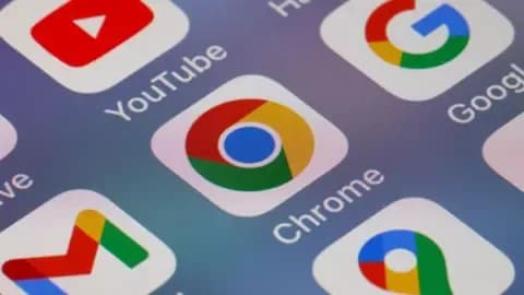 Icône de l'application Google Chrome sur un écran de smartphone, entourée d'autres applications Google.