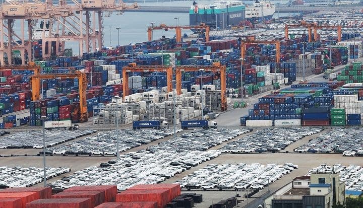 Imported cars and shipping containers at Pyeongtaek Port, symbolizing trade and tariff adjustments in the Korea-US agreement.