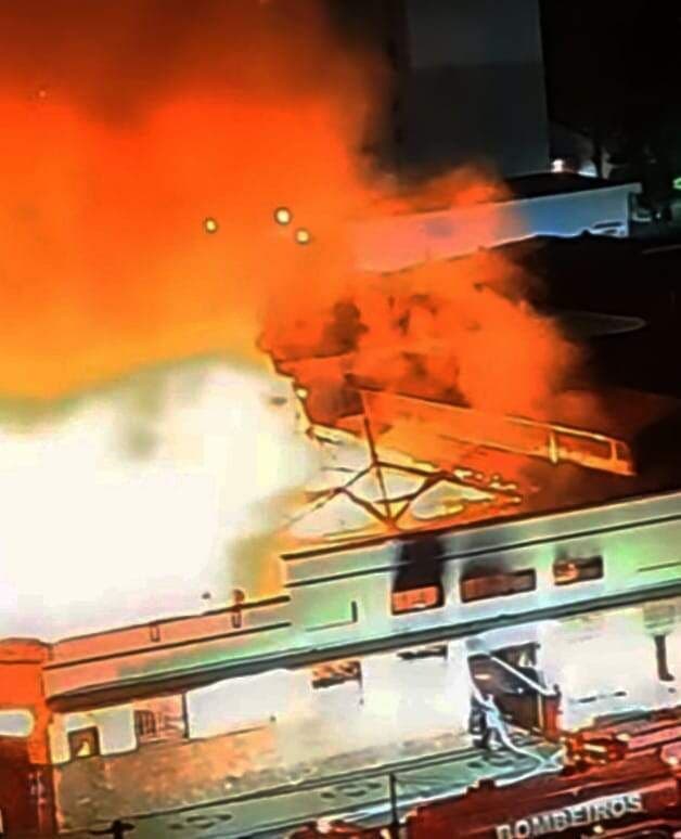 Incendie dévastateur au Mercado Municipal de Piracicaba, montrant des flammes intenses et de la fumée s'échappant du toit.