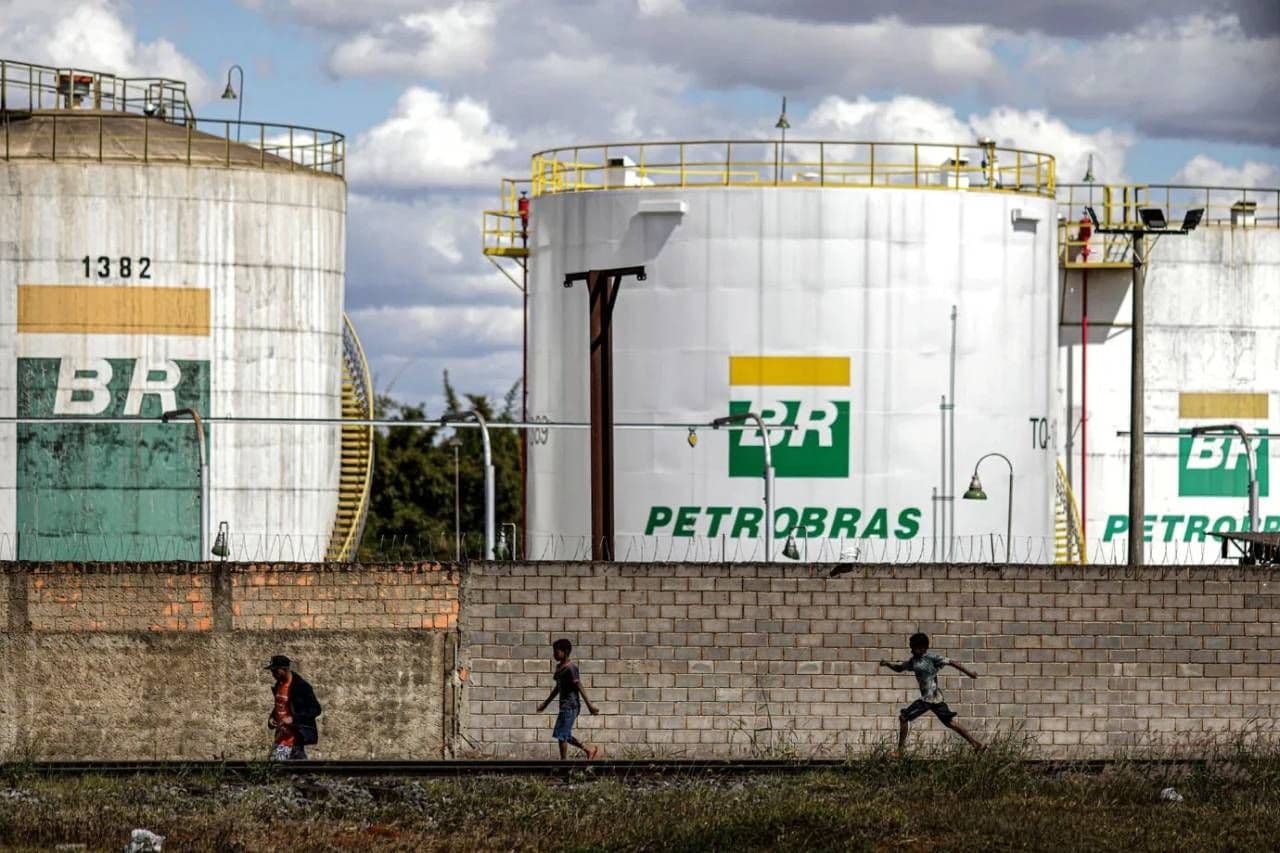 Infrastructure énergétique brésilienne avec des réservoirs de stockage Petrobras, représentant le secteur d'activité de CPFL.