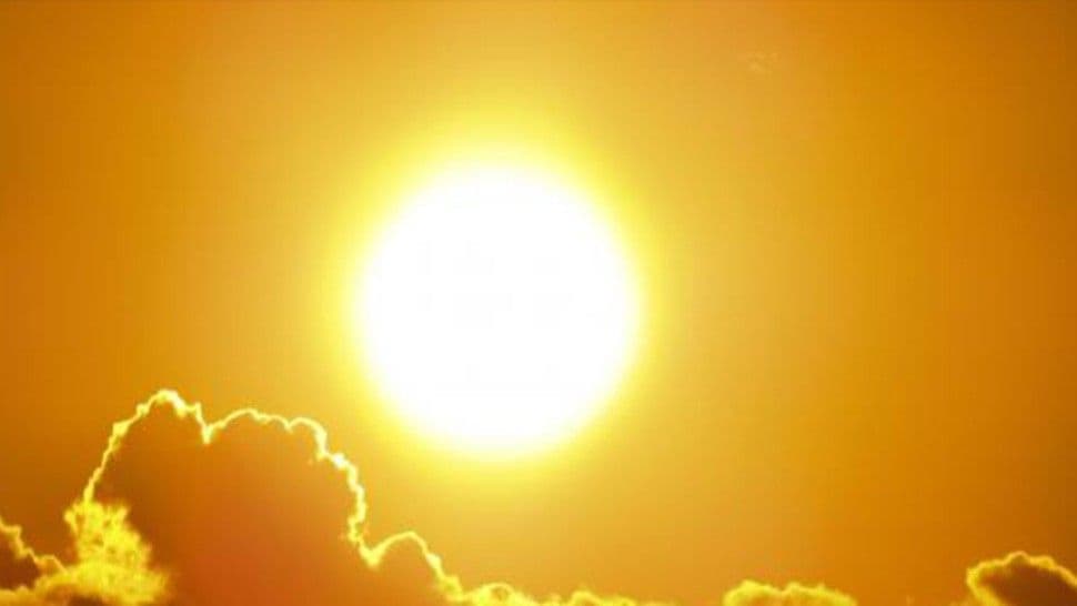 Intense sun in a scorching orange sky, symbolizing extreme heat and record temperatures in Tozeur