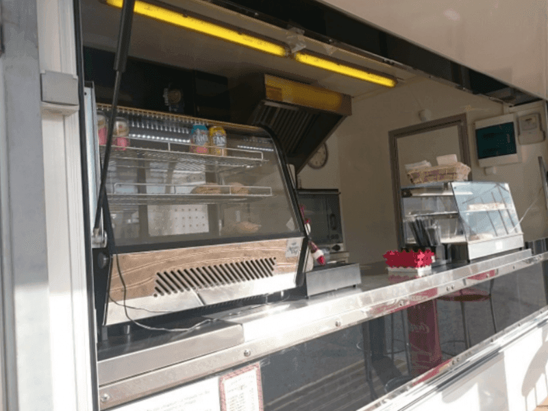 Intérieur d'une cantine de plage, lieu potentiel d'intoxication alimentaire.