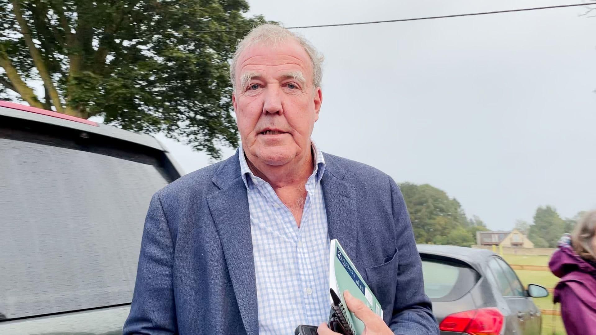 Jeremy Clarkson se préparant pour une réunion du conseil, représentant les défis administratifs de Diddly Squat Farm.