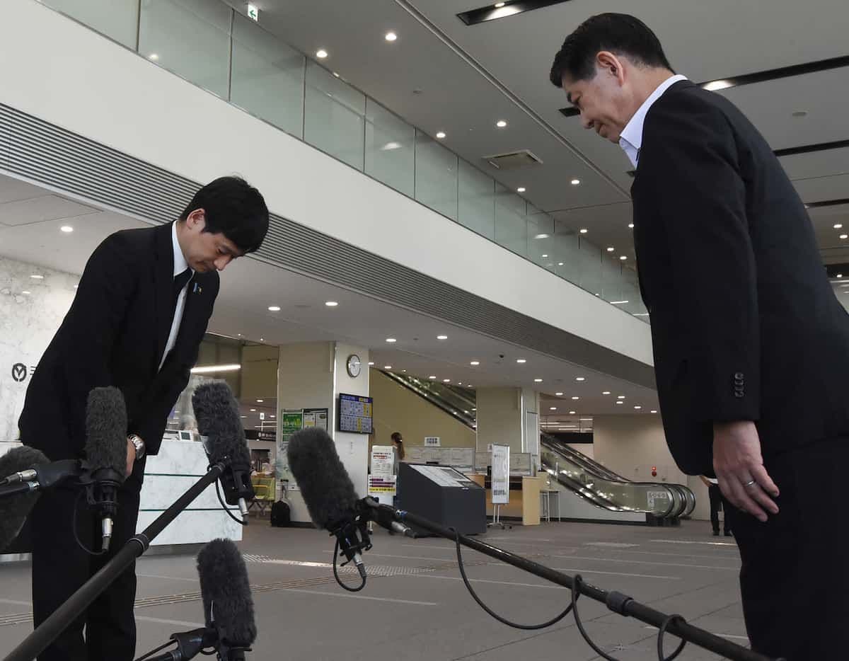Joetsu City Mayor Ryota Nakagawa bowing in apology to Sanda City Mayor Katsuya Tamura at Sanda City Hall.