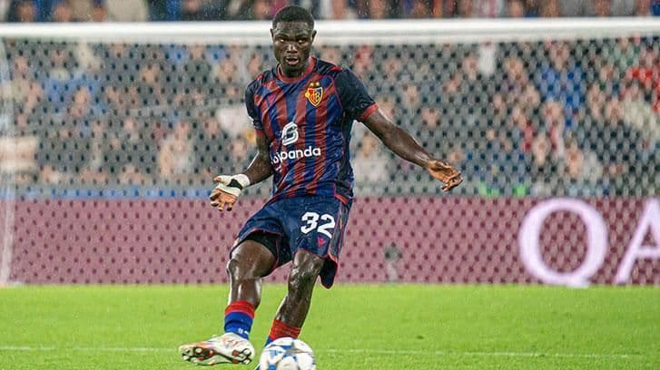 Jonas Adjetey en action sur le terrain, illustrant son talent brut émergent.