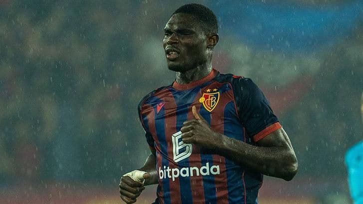 Jonas Adjetey running on the field, showcasing his athletic potential as a coveted defensive diamond.