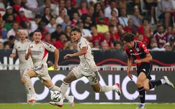 Joueurs de football en pleine action sur le terrain, illustrant l'intensité d'un match crucial.