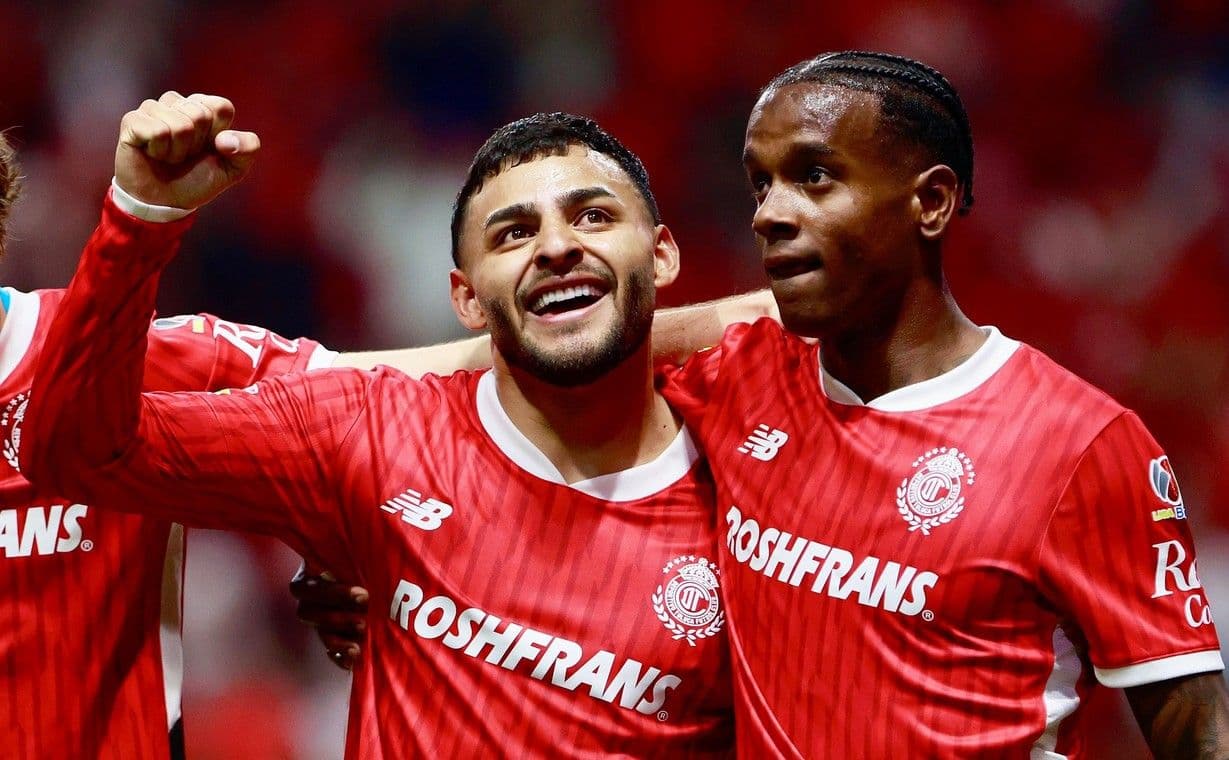 Joueurs de Toluca célébrant un but lors d'un match de Liga MX contre le FC Juárez.