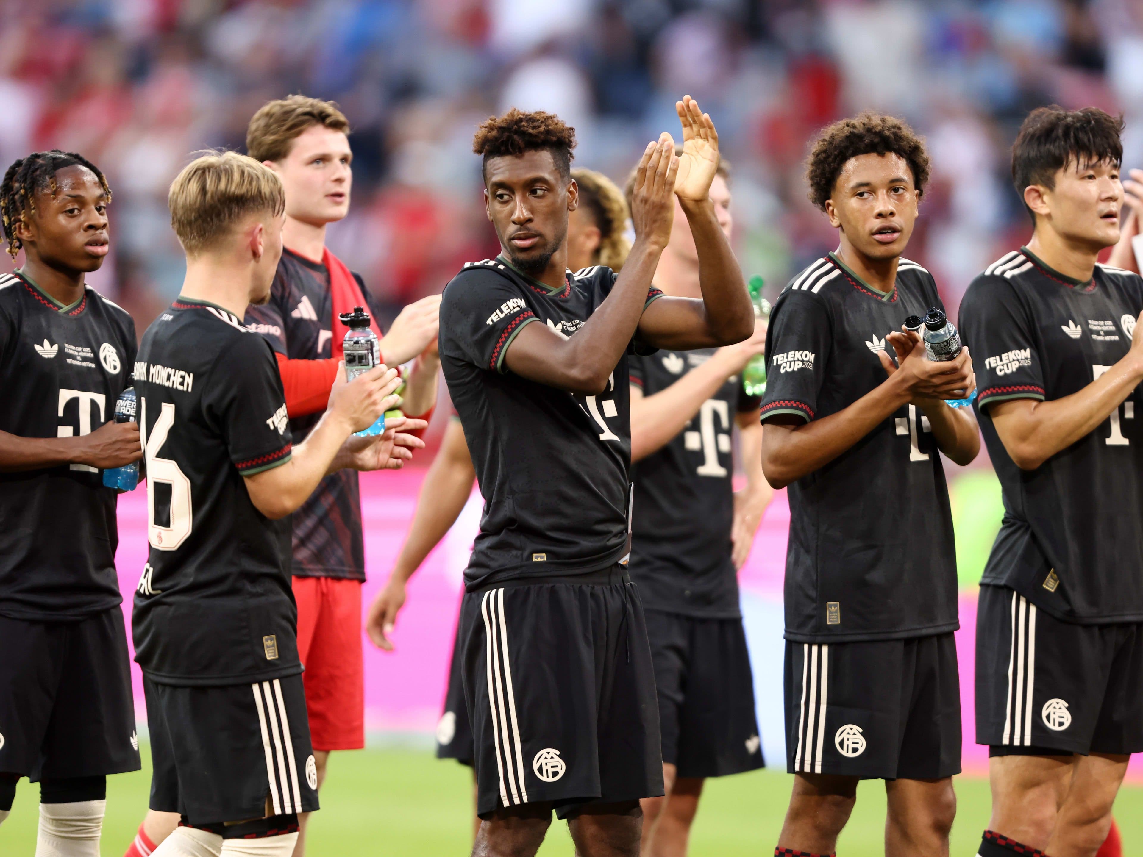 Joueurs du Bayern Munich, dont Kingsley Coman, saluant les fans après un match amical de pré-saison, symbolisant la préparation de la nouvelle ère sous Kompany.
