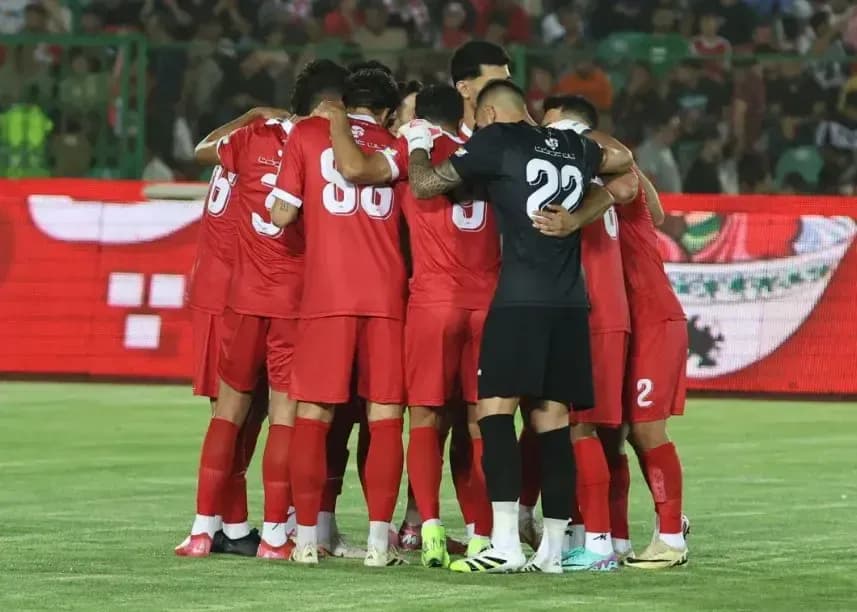 Joueurs du Persepolis FC en cercle sur le terrain, symbolisant l'équipe que Karl Toko Ekambi rejoint.