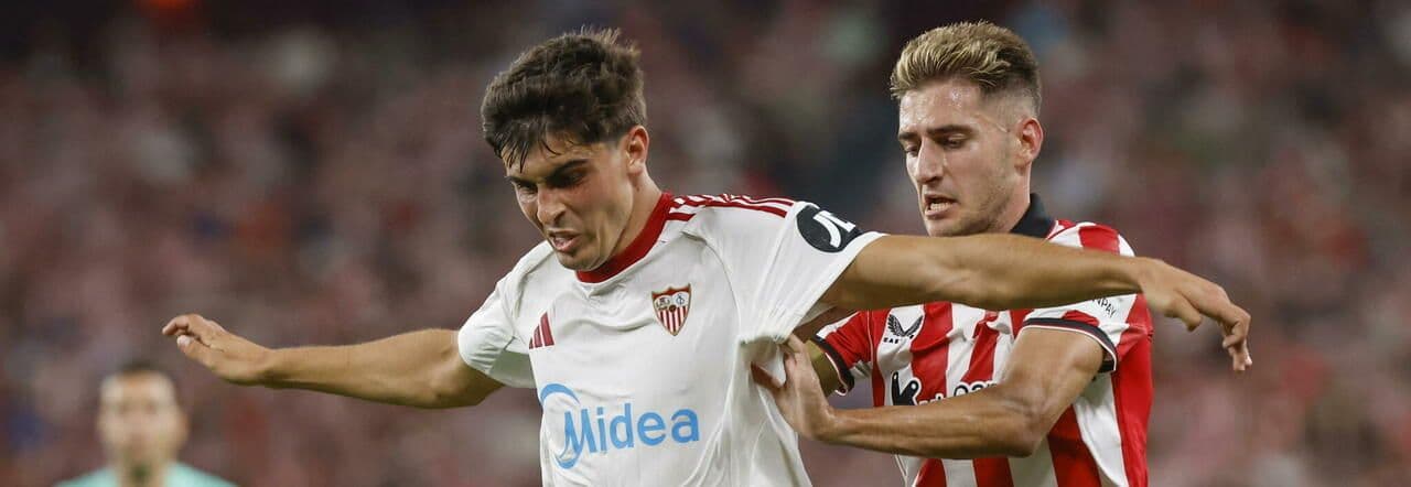 Juanlu Sanchez du FC Séville en duel, un des profils étudiés par le Milan pour le flanc droit.