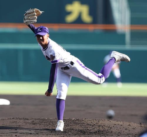 Kanashino Agricultural's starting pitcher Saito on the mound at Koshien.