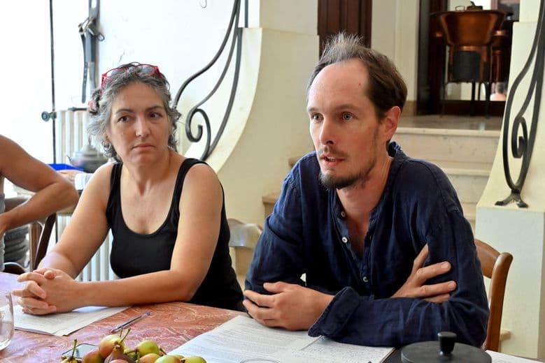 Karine Mirouze et Yohann Lecocq discutant de l'importance de l'élevage extensif pour la prévention des incendies dans l'Aude.