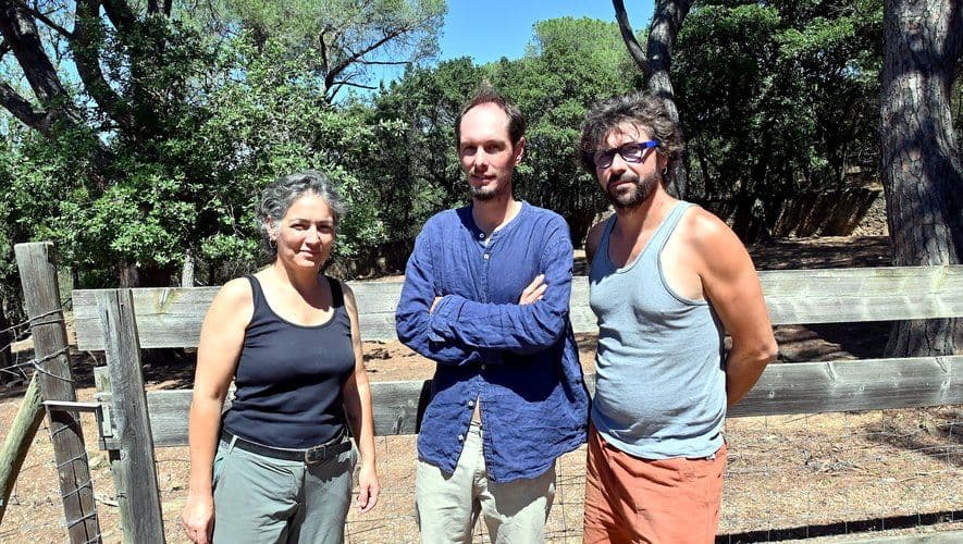 Karine Mirouze, Yohann Lecocq et Yann Vetois de la Confédération Paysanne de l’Aude discutant des impacts des incendies.