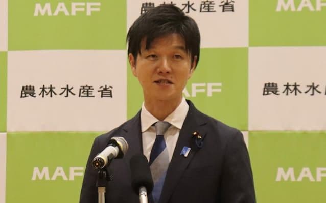 Kenwa Suzuki, le nouveau ministre de l'Agriculture, des Forêts et de la Pêche, s'exprimant lors d'une conférence de presse sur la nouvelle politique du riz au Japon.