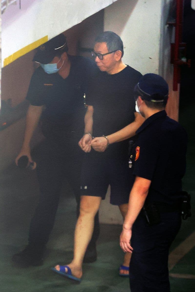 Ko Wen-je, ancien président du Parti du Peuple de Taïwan, arrivant au tribunal de district de Taipei pour son procès.