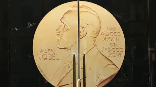 La porte de l'Académie suédoise, symbolisant le Prix Nobel de la Paix et ses implications internationales pour le Venezuela.