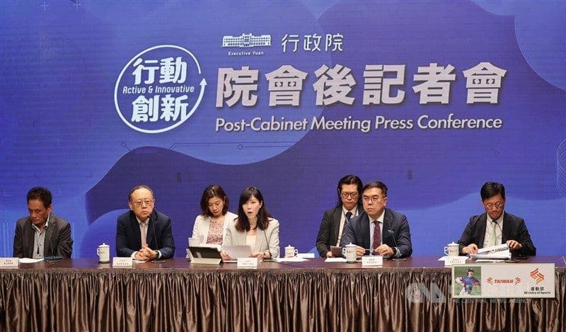 La porte-parole du Cabinet Michelle Lee lors d'une conférence de presse, représentant les efforts de Taïwan pour protéger son secteur agricole.