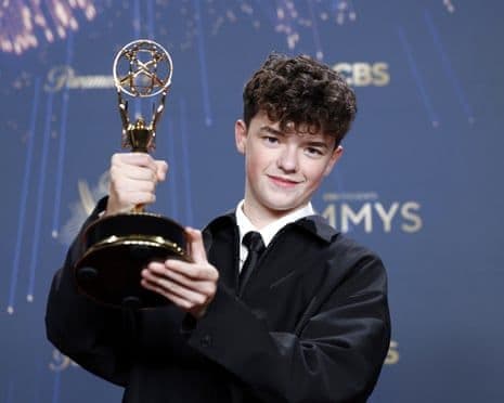 L'acteur Owen Cooper recevant un Emmy Award pour son rôle dans la série 'Adolescence', également célébrée lors de la cérémonie.