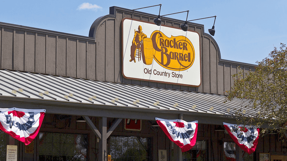 L'ancien logo de Cracker Barrel avec le personnage 'Old Timer' sur la façade d'un restaurant, évoquant une ambiance traditionnelle.