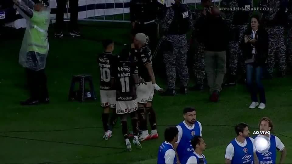 L'attaquant de Vasco, Rayan, tente sa chance de loin face au gardien de Fluminense, Fábio, lors du Classico.