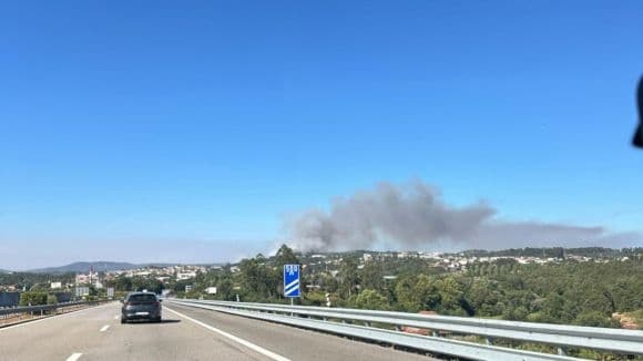 L'autoroute A41 au Portugal avec de la fumée d'incendie à l'horizon, illustrant la fermeture de l'axe routier.
