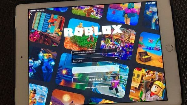 L'écran de connexion de la plateforme de jeu Roblox affiché sur une tablette, avec diverses vignettes de jeux.