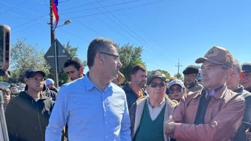 Líder político paraguayo interactuando con ciudadanos, reflejando la conversación nacional sobre el costo de vida.
