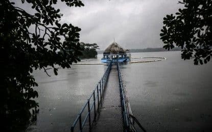 Le barrage de La Mesa sous un ciel nuageux et pluvieux, représentant les risques d'inondation liés aux prévisions météorologiques.